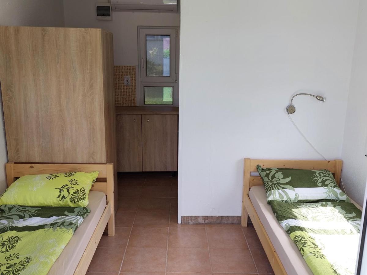 Ferienwohnung Szarszo Apartman Es Kempinghaz Balatonszarszo Exterior foto